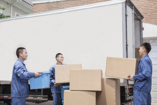 Local moving team managing tight Soho street access