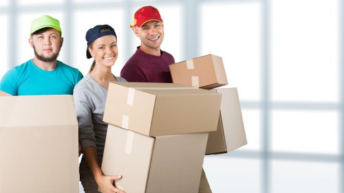 Secure loading of furniture and boxes into a van